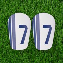 1 对 7 号图案足球护腿板 - 紧凑、轻便、弧形设计，穿着舒适，男女通用足球配件