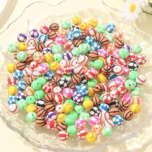 多色软陶瓷球形珠子、运动主题珠子及珠子组合、篮球、足球、棒球形状隔珠、聚合物粘土珠子，用于DIY夏季度假海滩脚链、手链、耳环、钥匙扣、背包链、友谊链、手机链、婚礼派对、毕业季、开学季、珠宝制作配件