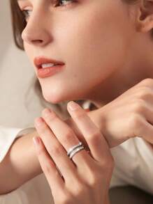 Anillo de zirconia cúbica con diseño de estrella doble - Anillo ajustable de plata pura, de lujo ligero y listo para regalo