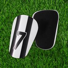 1 对 7 号图案足球护腿板 - 紧凑、轻便、弧形设计，穿着舒适，男女通用足球配件