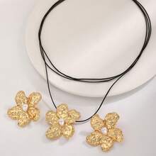 3 件休闲创意花朵吊坠项链耳环新款金色合金颈链女式新款魅力节日派对珠宝夸张立体褶皱金属花朵颈链个性花朵项链