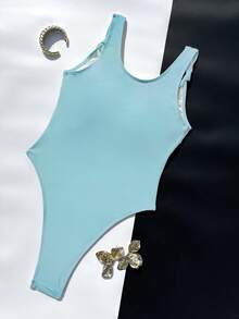 女士纯色方领连体泳衣。采用高弹亲肤面料，穿着舒适。简约方领设计，宽肩带搭配蝴蝶结装饰，高开衩设计拉长腿部线条。亮黄色调充满活力，非常适合度假和休闲出行，打造清新活泼的海滩造型。 - 藍色 - 查看 5