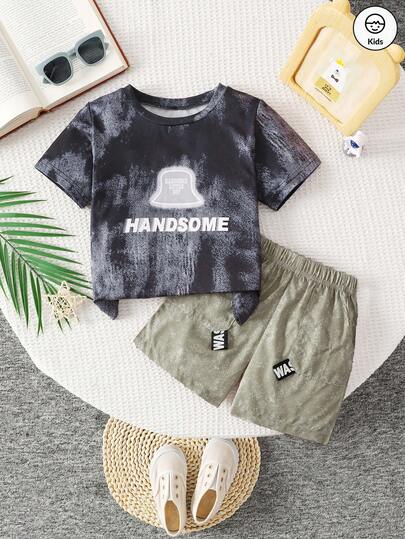 两件套男童夏季休闲短袖T恤和短裤，字母印花T恤搭配杏色短裤，口袋饰有缎带，适合户外休闲穿着，也是送给孩子的绝佳礼物