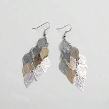 1 par de pendientes de mujer con colgante vintage con hojas huecas y flecos de color aleatorio