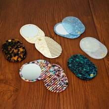 1支便携式醋酸纤维梳带镜子 - 可折叠旅行化妆镜和梳子二合一，优雅的粉彩色设计，防静电塑料梳齿，女士适用，小巧便携，方便外出造型，时尚美发工具，万圣节礼物，圣诞节礼物，梳子，发刷，发梳，边缘梳，梳发，梳子，梳子，梳子，梳子，梳子，梳子，梳子，梳子，梳子套装，梳子，木梳，梳子，梳子，后梳，发刷，边缘梳，梳发，梳子，梳子套装，梳子，梳子，迷你梳，梳子，美发产品，美发工具，美发用品，护发，卷发梳，理发师，理发配件，美发设备，旅行必备，旅行必备，发型，美发，发刷，后梳，造型梳，卷发梳，边缘梳，梳子，梳子头发、发梳套装、梳子、卷发梳、解结梳、女士发梳、头发、旅行、美发产品、美发工具、美发用品、理发师、理发师配件、理发店、美发设备 - 彩色 - 查看 1