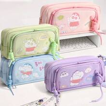 CRAYON SHINCHAN Estojo oficial Crayon Shin-Chan de 1 peça, design multicamadas de grande capacidade, feito de tecido de qualidade, impressão nítida, armazenamento compartimentado, material escolar essencial, estojo para lápis, mochila escolar