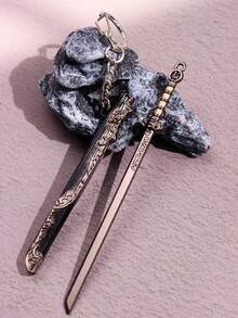 1件男士金属武器模型，带鞘，合金饰品，剑形钥匙链吊坠装饰，适合送礼和日常使用，学校汽车配件，可爱哥特风Y2K包包配件，带证件夹的挂绳，汽车配件包饰，送给母亲、父亲、毕业生和老师的礼物 - 銅色 - 查看 4