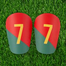 1 对 7 号图案足球护腿板 - 紧凑、轻便、弧形设计，穿着舒适，男女通用足球配件