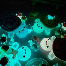 1 صندوق تخزين سلحفاة كبير يضيء في الظلام + 15 سلحفاة صغيرة تضيء في الظلام، 6 قطع و10 قطع سلاحف صغيرة تضيء في الظلام، سلاحف كبيرة تضيء في الظلام، ديكور حوض السمك من الراتنج، تمثال سلحفاة مضيء - ديكور حديقة من الراتنج على شكل حيوان صغير - لا يحتاج إلى كهرباء أو بطارية، ديكور خارجي، نموذج بلاستيكي مضيء يدوي الصنع، مناسب لل- DIY وفن الأظافر وديكور المنزل | تمثال حيوان مثير للاهتمام | ديكور السلاحف