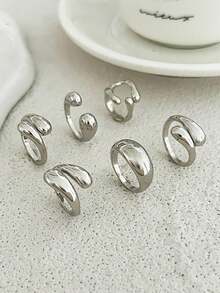 6pcs/Set Vintage Minimalist Alloy Molten Lava Teardrop Design Open Rings, Asymmetrical Fashionable Thick Metal Gold Tone Ring Set, Irregular Drops Of Liquid Metal Drape Over The Ring, Its Surface Replicating The Etched Texture Of Waves, With A Cold Sea Spray Luster On The Electroplated Silver Background. The Glazed Droplets Are Embedded With A Bubble Pattern, A Blue And White Gradient That Resembles The Crashing Waves Of The , And A Crescent-Shaped Indentation Hidden In The Ring's Opening And Closing Points. When The Fingertip Shakes, The Cut Surface Reflects The Shimmering Waves, As If Wearing The Instantly Frozen Waves On The Finger, The Gentle And Rigid Design Allows A Sense Of Niche And A Sense Of Art To Coexist.Suitable For Women's Daily Commute,Perfect Gift For Birthdays, Holiday Gifts, And Parties. Suitable For Daily Wear And Holiday Celebrations, Suitable For All Seasons, And Is An Ideal Choice For Holiday Accessories. - 銀色 - 查看 3