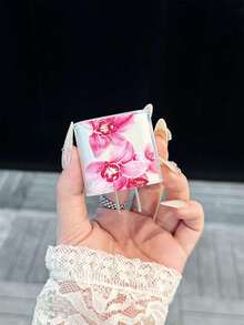 个性化花卉印花保护壳 兼容苹果数据线、充电头、13/14/15 Pro Max、防猫咬