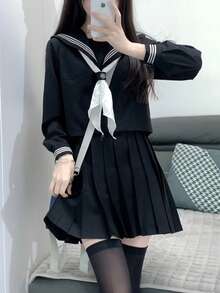 一套日式学生制服套装 - 黑色水手服上衣 + 黑色裙子 + 领带，可爱女学生JK制服，适合毕业典礼、拍照、角色扮演、派对、花园约会、情人节等场合。
