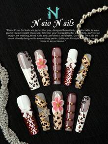 NAIO Y2K手工美甲“坏女孩风格”系列长方形按压式假指甲，内含豹纹法式指甲贴，饰有3D浮雕花朵、S形豹纹链条、银色五角星和白色蝴蝶结。专为女性和女孩设计的美甲用品，每套10件，适合派对、庆祝活动、返校季以及日常佩戴。内含美甲工具，是送给女性和女孩的绝佳礼物。