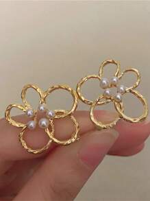 1 Pair Metal Flower Hollow With Pearl Earrings, European & American Style Personalized Fashion Ear Studs For Women And Girls, Suitable For Travel, Wedding, Party, Birthday, Christmas Gift