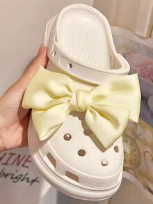 1 对时尚双蝴蝶结鞋饰 - 涤纶面料，非常适合木屐和便鞋，