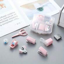 Juego portátil de 8 piezas para oficina y escuela que incluye: grapadora, perforadora, clip de grapas, cinta adhesiva pequeña, estuche de lápices, tijeras y 500 grapas. Útiles escolares para vuelta al colegio.