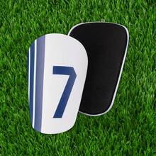 1 对 7 号图案足球护腿板 - 紧凑、轻便、弧形设计，穿着舒适，男女通用足球配件