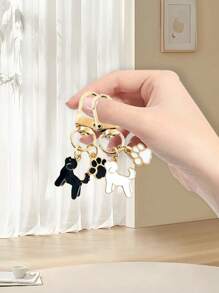 1个狗狗爪印珐琅钥匙扣，可爱的锌合金宠物吊坠，饰有黑色和金色狗狗剪影，非常适合挂钥匙、包包和汽车配件。包包吊坠，俏皮的爪印，闪亮的表面，小狗配饰，是爱狗人士的理想礼物，也是送给朋友的礼物