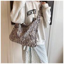 Bolso de hombro casual con gran capacidad y estampado de leopardo, adecuado para compras y paseos.