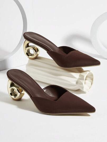 Damskie nowe, asymetryczne szpilki w jednolitym kolorze, z niską cholewką, w delikatnym, minimalistycznym stylu, odpowiednie do dojazdów do pracy, wsuwane, z noskiem w szpic, wygodne, asymetryczne złote szpilki