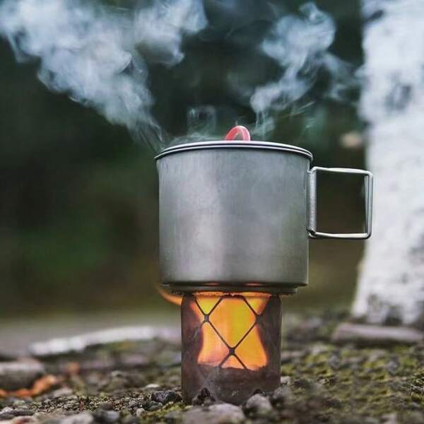 1 pieza, Pantalla cortavientos plegable portátil para estufa de camping, cobertura para estufa a prueba de viento de acero inoxidable ultraligera para uso en exteriores, artículo esencial para picnic, base para estufa de alcohol, artículos de camping, suministros para picnic, accesorios de camping, pantalla con rejilla grabada de dos en uno, ligera y duradera, adecuada para mochilismo, camping, senderismo, picnic, cocina al aire libre, cubierta portátil para estufa, tejido pequeño resistente al calor