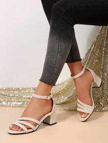 女童圆头多色超高粗跟镂空可调节高跟鞋，时尚、舒适、高品质、优雅百搭，适合日常派对、办公室、户外休闲、情人节、教堂、街头时尚等场合，高跟凉鞋。 - 米色 - 查看 2