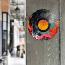 1 pieza Decoración de pared de metal con tema de disco de vinilo negro, placa decorativa redonda de metal de 8 pulgadas, impresión de alta definición, resistente a la intemperie, con agujeros previamente perforados, sin electricidad, adecuada para la entrada del hogar y la decoración de Acción de Gracias - Estilo de agujero aleatorio