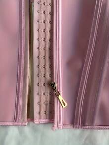 Cinta modeladora feminina de cintura com zíper e botões de pressão, feita de látex.