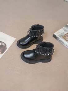 زوج من بوت الأطفال ذات الكعب المنخفض والأصابع المستديرة، مزينة بالخرز والشريط الدانتيل، من الجلد الصناعي الدافئ، بطراز أميرة حلو، مناسبة للاستخدام اليومي والحفلات والعطلات