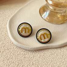 1 件几何字母 M 设计耳环，2025 年新品，韩式，独特简约女士耳环 - 幾何字母M耳環 - 查看 2