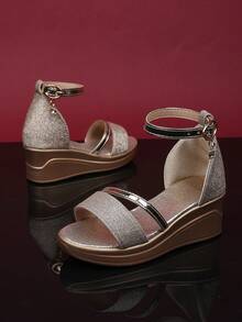 1 双女孩金色高跟凉鞋，闪亮柔软 PU 面料，后带金属扣设计，圆头，轻便灵活的厚底，时尚公主风格，适合日常场合和派对