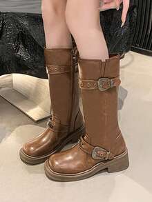 Botas altas retro de tacón grueso para mujeres en color marrón, con hebilla ajustable, tacón ancho, cremallera lateral, caña alta, pantorrilla ancha, botas estilo western, de motociclista, tallas grandes - Marrón - Ver 6