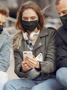 200/100/50/10片装高品质一次性口罩，三层防护，可调节鼻夹 - 透气、柔软、亲肤，适合居家、学校、办公室和户外使用，聚丙烯材质，一次性设计