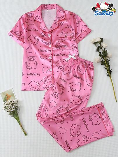 Sanrio 【居家男士】两件套正版缎面三丽鸥Hello Kitty领短袖纽扣口袋上衣和蝴蝶结裤子睡衣套装，粉色，适合居家穿着，春夏款