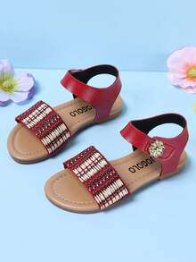 一双女童编织花纹花朵装饰平底凉鞋适合3至15岁的儿童，日常出门时尚