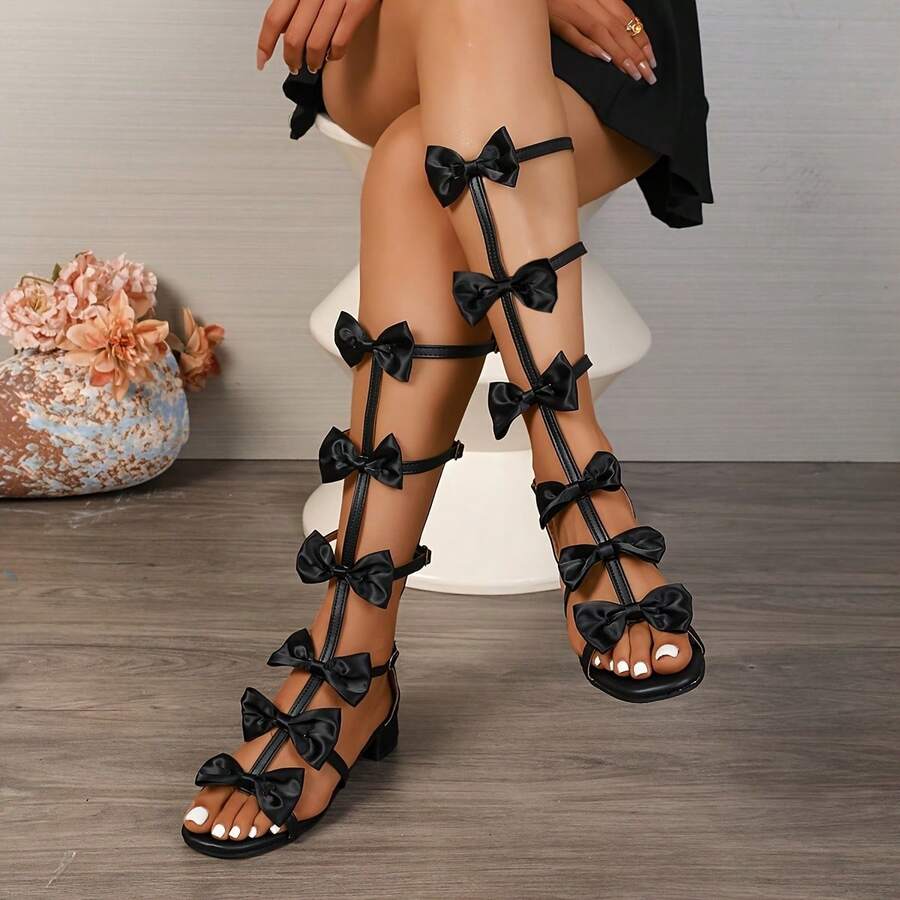 Ladies' Bow Decoration Craftsmanship, Multi-Layered Bow Highlights, Open-Toe High-Top Cross Straps, Low-Heel Roman Sandals. In A Sweet And Elegant Style, Suitable For Summer Parties And Fashion Street Photography. The Black Model Presents A Romantic Ladies' Cool Boots. - 黑色 - 查看 1