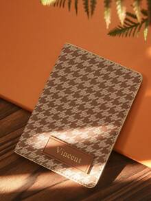 Takeoak 1 件定制姓名优雅护照套个性化金色字母护照夹，带经典千鸟格印花定制复古证件卡夹独特旅行礼物生日礼物，适合婚礼生日新娘爱人朋友 - 均碼 - 查看 13