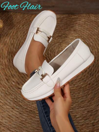 Foot Flair Women's Embossed Faux Leather Lychee Pattern Metal Chain Decor Round Toe Soft Bottom Athletic Sneakers, Suitable For Sports And Daily Driving, All Season White PU Leather Casual Flat Sport Shoes