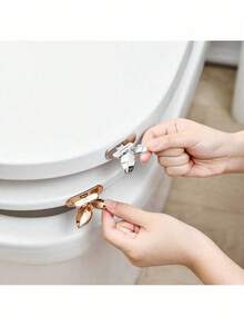 Hands-Free Toilet Seat Lifter – Convenient Touchless Handles For Easy Lifting & Lowering – Promotes Better Hygiene & Sanitary Bathroom Practices – Simple To Attach, Ideal For Families – Perfect For Bathroom Cleanliness & Comfort. - 彩色 - 查看 9