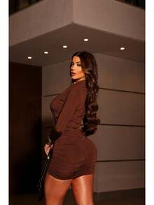 Vestido Maitê com decote profundo, tamanho único (36 ao 42), disponível nas cores marrom e preto.