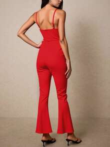 Elegante mono de mujer con volantes asimétricos y encaje floral: un sofisticado look de fiesta para primavera y verano. - Rojo - Ver 2
