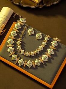 Bộ trang sức gồm bông tai, dây chuyền và vòng tay hình cuốn sách đính đá họa tiết xanh cổ điển, thích hợp để đeo hàng ngày, cũng có thể dùng làm quà tặng hoặc phụ kiện dự tiệc. - bông tai - Xem 2