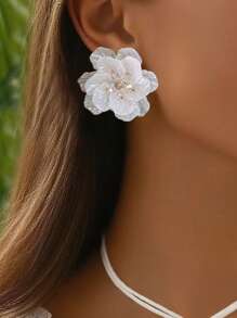 A Pair Of Cute Geometric Three-Dimensional Resin Flower Earrings (With Random Petal Colors) For Daily Wear By Both Men And Women