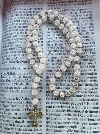 1 st elegant metallhalsband i korsdesign i religiös stil, vit färg för kvinnor och män, perfekt som julklapp, lämplig för vardagsbruk, kyrkliga aktiviteter, förstärker personlig tro och elegans