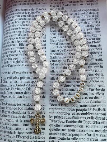 1PC Elegant Cross Design Religious Style Metal Necklace, White Color For Women & Men, Ideal For Christmas Easter Gift, Suitable For Daily Wear, Church Activities, Enhancing Personal Faith & Elegance