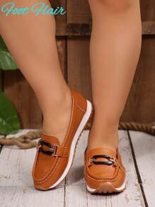 Zapatillas deportivas de suela blanda con decoración de cadena metálica con relieve de lichi, estilo deportivo adecuado para deportes y uso diario, todo el año, zapatos deportivos planos casuales de color marrón