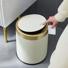 1 Stück moderner runder Tretabfalleimer mit goldfarbenem Rand, aus strapazierfähigem Kunststoff, stilvolle Aufbewahrung, unentbehrlicher Haushaltsmüllbehälter, modern minimalistisches Design, stabiler Kunststoffbehälter mit großem Fassungsvermögen, Tretfunktion mit Geräuschlosem Deckel