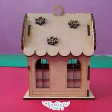 Casita navideña en MDF 3mm (10 x 13 cm) 1 pza., adorno decorativo para temporada, material resistente y fácil de pintar o personalizar, perfecto para manualidades, centros de mesa y ambientación navideña en casa. - Camel - Ver 2