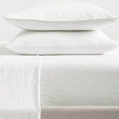 四件套床上用品，易于打理，亚麻质感，洗后略微起皱。套装包含：1 张床单 + 1 张床笠 + 2 个枕套。床笠适用于特大号、大号、标准双人床和单人床。35 厘米深的床笠，透气舒适。简约风格，是馈赠父母和朋友的理想之选。