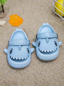1 par de tamancos infantis unissex de verão com estampa de tubarão, bico fechado, antiderrapantes, para uso interno e externo, sandálias fofas e confortáveis. - Baby Azul - Ver 1